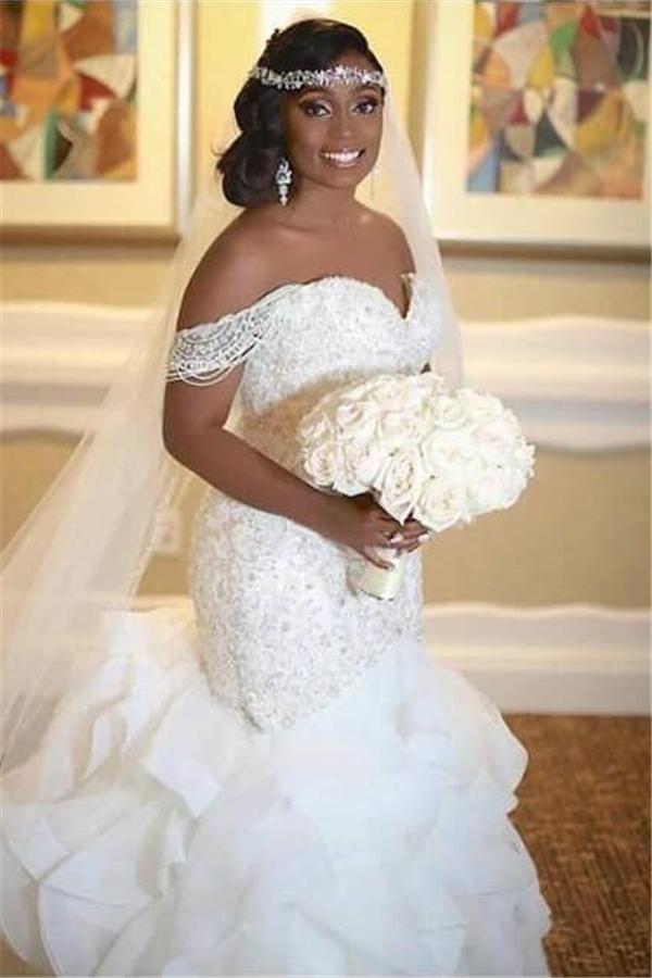 Trendy Off the Shoulder Appliques Mermaid Lace Bridal Gowns TWA087