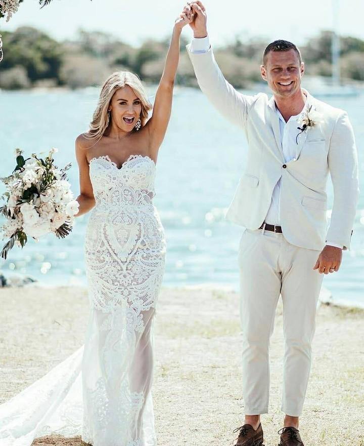 Trendy Sweetheart Sheath Lace Appliques Beach Wedding Gown TWA5172